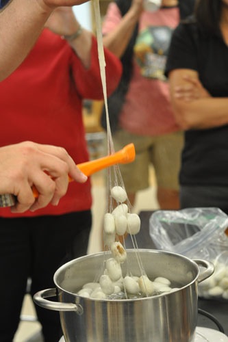 Tongs to push down the cocoons